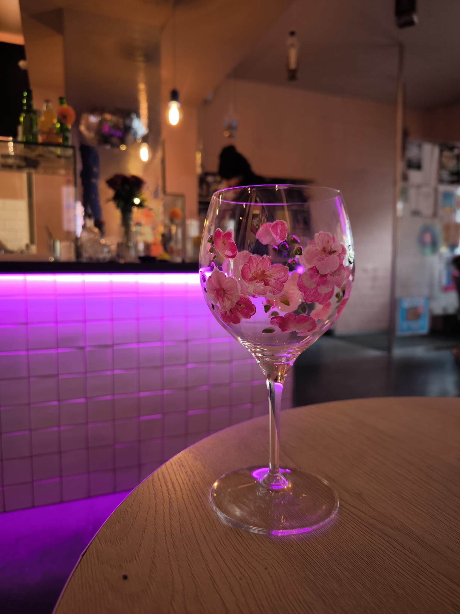 Fertige handbemalte Copa an der Bar von The Hummus Connection