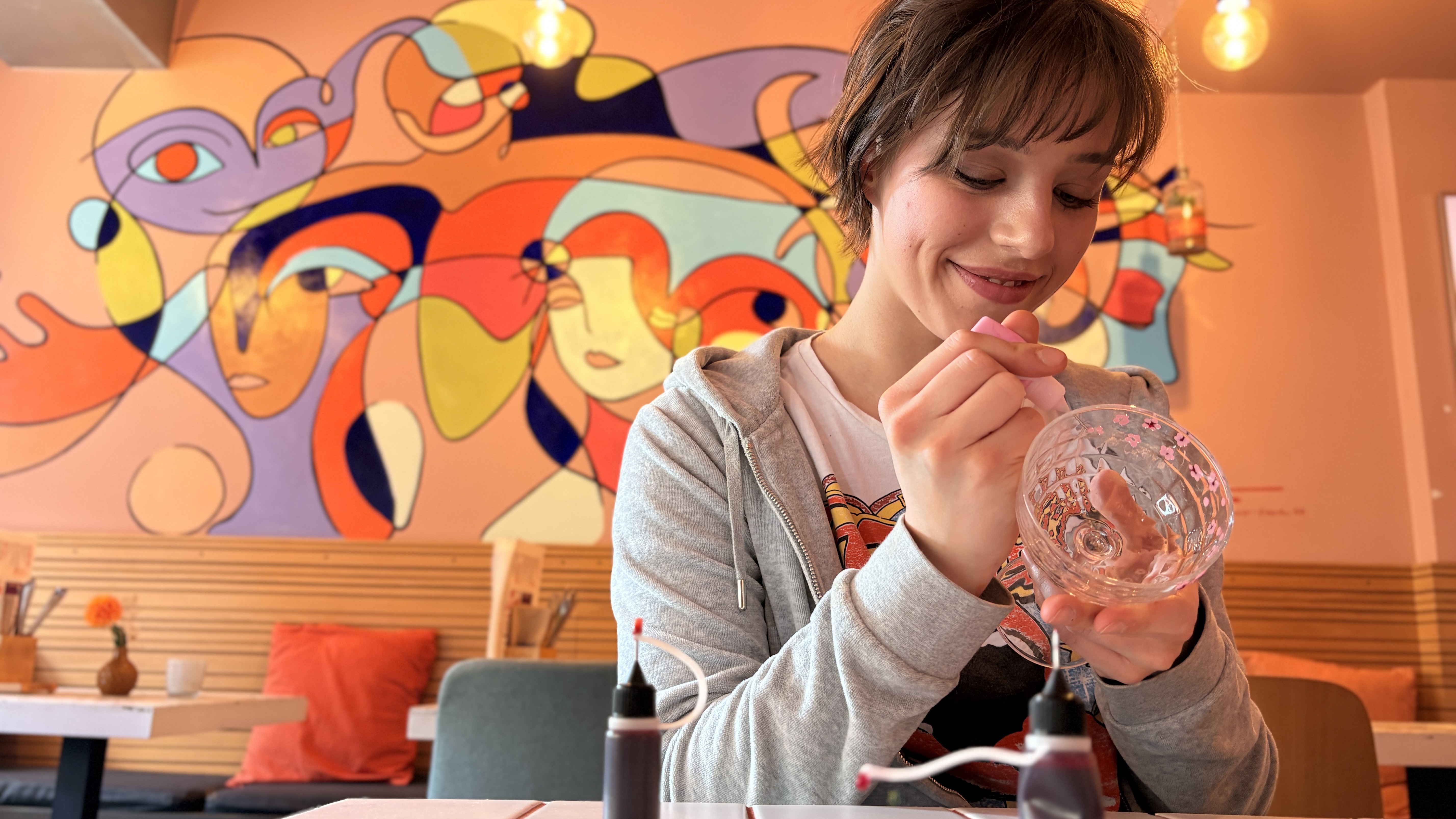 Casa Blumen bemalt eine Copa von Hand bei The Hummus Connection