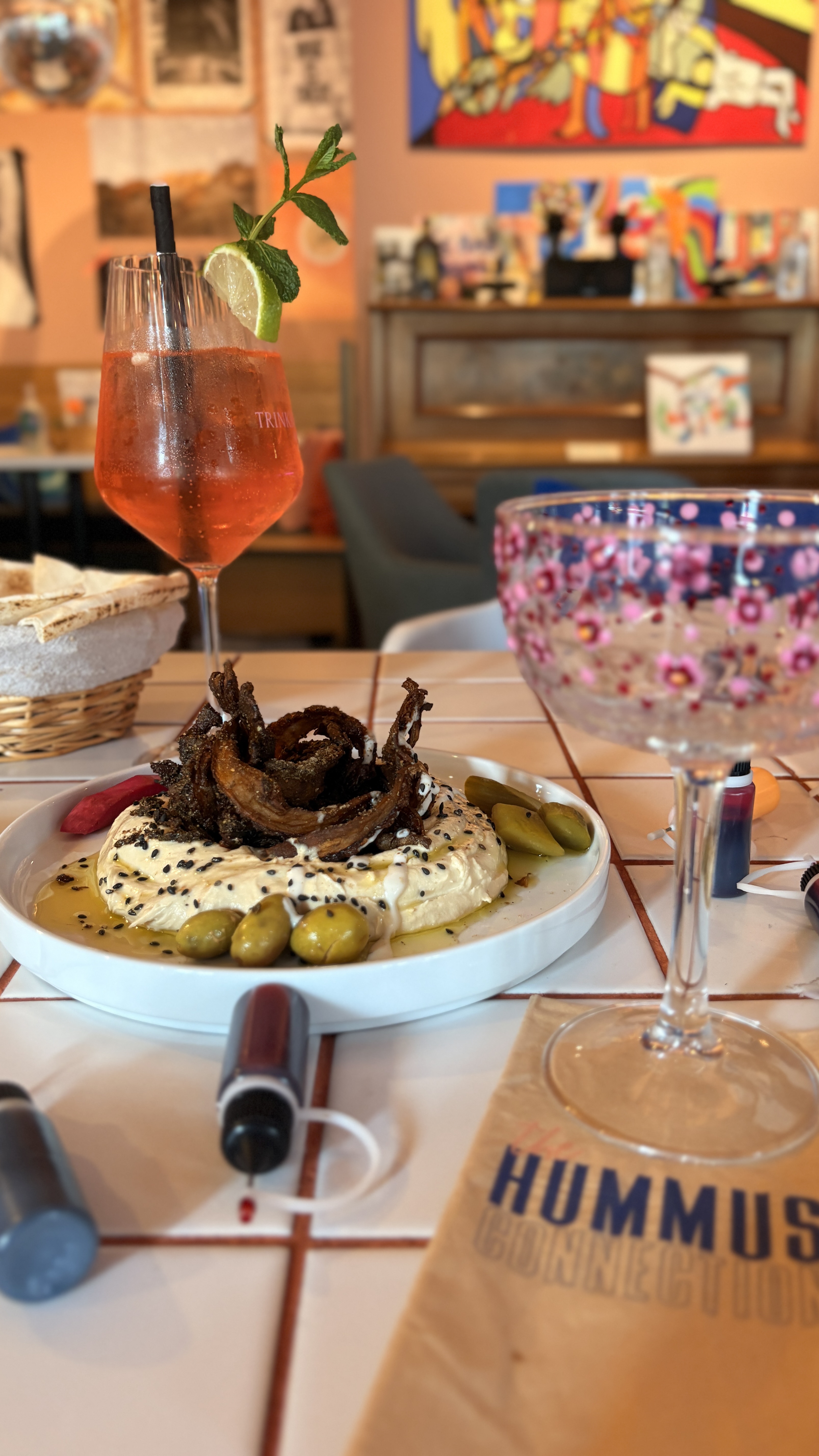 The High Connection — Hummus, Cocktail, handbemalte Gläser & Flaschen